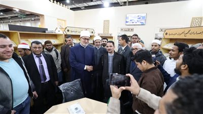 مفتي الجمهورية يتفقد أركان جناح الأزهر بمعرض الكتاب 