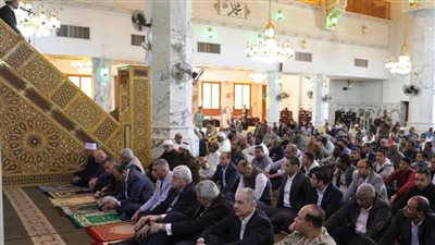 وزير التعليم العالى ومحافظ أسوان يؤدون صلاة الجمعة بالمسجد الجامع