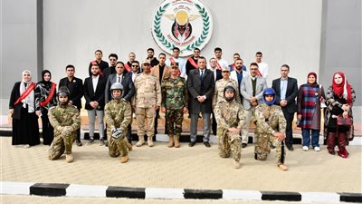 قيادة قوات الدفاع الشعبى والعسكري وإدارة الشئون المعنوية للقوات المسلحة تنظمان زيارة لوفد من الإعلاميين وطلبة الجامعات لقيادة قوات المظلات