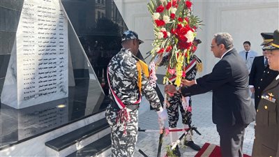 محافظ قنا ومدير الأمن يضعان إكليلًا من الزهور على النصب التذكاري للشهداء الشرطه
