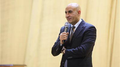 عبد اللطيف: 