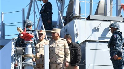 وزير الدفاع يتفقد قاعدة البحر الأحمر البحرية ويلتقي عددا من المقاتلين