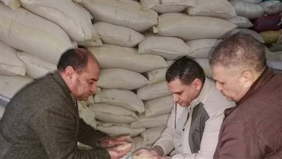 ضبط 130 طن دقيق بلدي مدعم ومكرونة وارز وسكر وسمن وزيت مجهولة المصدر بالجيزة
