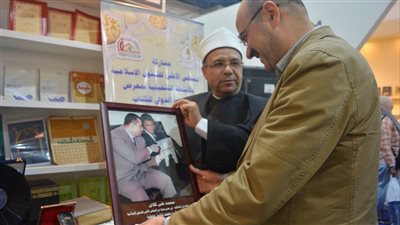 مدير عام المخطوطات بمكتبة الإسكندرية يزور جناح المجلس الأعلى للشئون الإسلامية