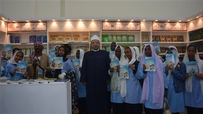 جناح المجلس الأعلى للشئون الإسلامي بمعرض الكتاب يستقبل طلاب مدرسة الجودة 