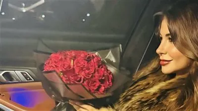 ببوكيه ورد.. ملك قورة تثير الجدل وتبهر جمهورها بإطلالتها في أحدث ظهور لها