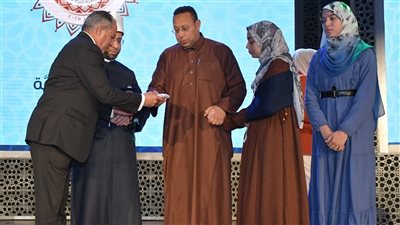 ماتت فى سبيل الله.. وسط دموع المحافظ ووزير الأوقاف تكريم الأسرة القرآنية التي فقدت متسابقة ووالدتها فى المسابقه