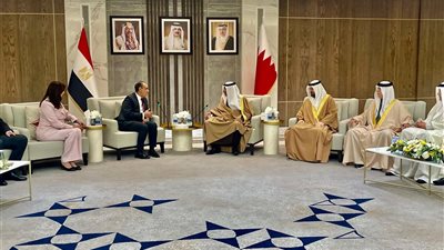 وزير الخارجية والهجرة يلتقي رئيس غرفة صناعة وتجارة البحرين وعدد من المستثمرين 