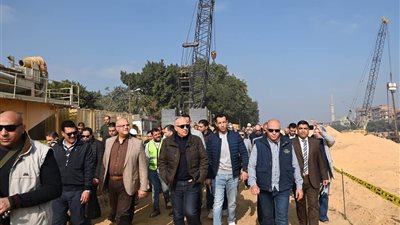 وزير الري يتفقد عملية إحلال وتجديد قنطرة فم بحر مويس ببنها