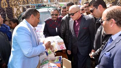 محافظ الأقصر يتفقد سوق 