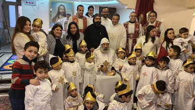 رسامة 28 من الشمامسة الاطفال بيد الانبا رافائيل 