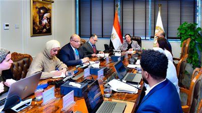 وزيرة البيئة تعقد اجتماعًا موسعًا لتنفيذ الاستراتيجية الطموحة للتدوير والحد من الأكياس البلاستيكية