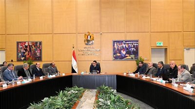 وزير الإسكان يتابع موقف مشروعات مياه الشرب والصرف الصحي التي يتم تنفيذها ضمن المبادرة الرئاسية 