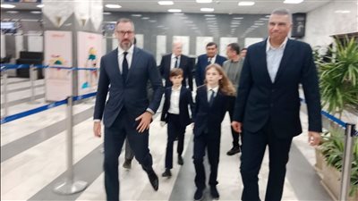  تمهيدا لمراسم الجنازة الرسمية اليوم …محاف أسوان يستقبل أسرة الأمير الراحل كريم الحسينى الأغاخان الرابع بالمطار 