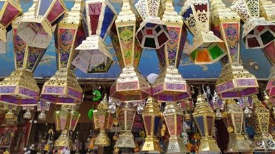 الفانوس الشعبي ما زال صامدًا.. أسعار فوانيس رمضان في الأسواق الشعبية والمولات الكبرى 