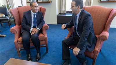 وزير الخارجية والهجرة يلتقي السناتور 