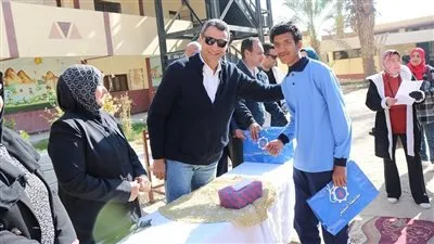 محافظ السويس يكرّم طلاب الزخرفية بعد تنفيذهم 14 لوحة جدارية بسور شاليهات بورتوفيق 