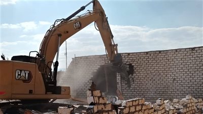 ازالة التعديات على اراضى الدولة 3600 م بحى فيصل بالسويس 