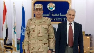 رئيس جامعة أسوان يستقبل مدير منطقة تجنيد قنا لتسليم شهادات الإعفاء لذوي الهمم