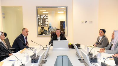 وزيرة البيئة تلتقى بالعاملين بالإدارة المركزية للأزمات والكوارث البيئية لمتابعة سير العمل