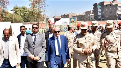 محافظ الأقصر وقائد الدفاع الشعبى يتفقدان معسكر الإيواء التجريبي لمنكوبي الأزمات والكوارث