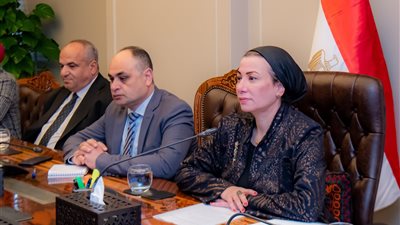 وزيرة البيئة تبحث مع محافظ الفيوم آخر تطورات مشروع 