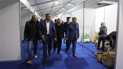 محافظ الجيزة يعاين التجهيزات النهائية بمعارض 