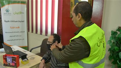 دعمًا لذوى الهمم... تسليم سماعات طبية بقرى ونجوع محافظة أسوان