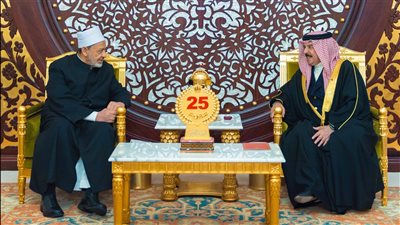 ملك البحرين: شيخ الأزهر له دور مهم في خدمة قضايا الأمة