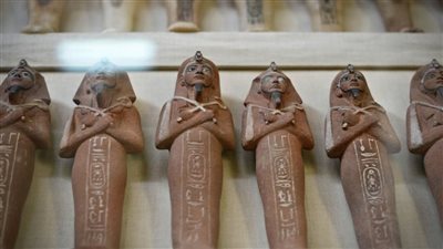 ضبط 3 أشخاص بحوزتهم تماثيل فرعونية مقلدة وعملات بالزيتون