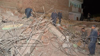 استخراج جثة الطفلة مكة آخر ضحايا المنزل المنهار بأسيوط 