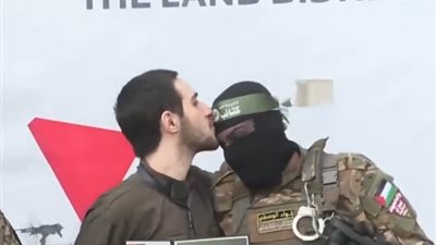 عاجل- أمام عدسات الكاميرات..جندي إسرائيلي يقبل رأس عناصر مقاتلي القسام أثناء الإفراج عنه ( تفاصيل مثيرة)
