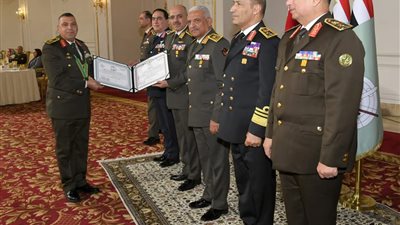 وزير الدفاع والإنتاج الحربى يكرم عددًا من القادة الذين أوفوا العطاء بالقوات المسلحة 