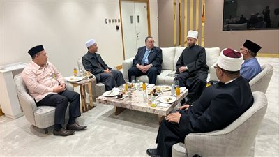 استقبله السفير المصري.. وزير الأوقاف يصل إلى ماليزيا