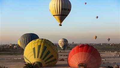  85 رحلة بالون طائر تقل 2000 سائح تزين سماء الأقصر