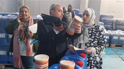 ضبط 7 طن عسل جلوكوز مجهول المصدر داخل مخزن للمواد الغذائية بالعاشر من رمضان