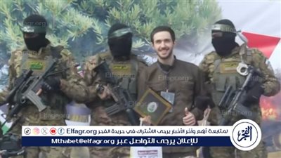 طوعًا أم غصبًا.. رهينة إسرائيلي يقبل رأس مسلح من حماس في غزة