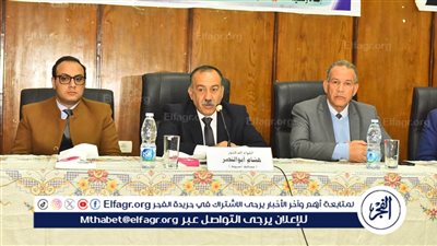 محافظ أسيوط يلتقي أعضاء مجلس الأمناء والآباء والمعلمين بمديرية التربية والتعليم ويقرر حل المجلس وإعادة تشكيله