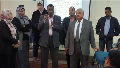 بالصور| وكيل تعليم الأقصر يتفقد ورشة التقييم النهائي لمعلمي التعليم التجاري