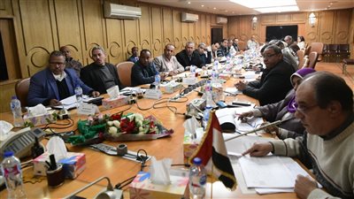 محافظ قنا يعقد اجتماعًا لمتابعة ملفات التقنين والتصالح ومنظومة المتغيرات المكانية