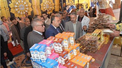 بتخفضيات كبيرة لبيع السلع.. محافظ أسيوط يفتتح معرض 