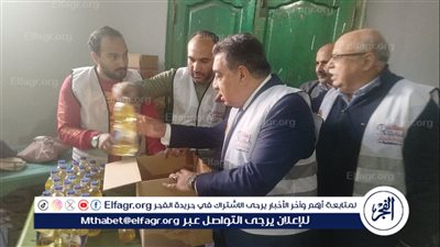 محافظ الدقهلية مرتديا زي متطوعي رسالة ويصر على مشاركتهم في تجهيز قافلة مساعدات غزة