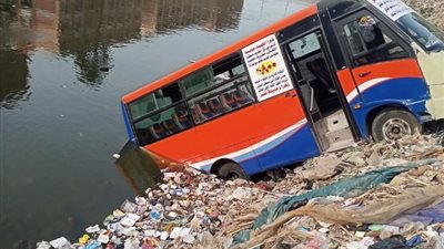 انتشال أتوبيس نقل جماعي خالي من الركاب سقط في ترعة الشرقاوية بقليوب