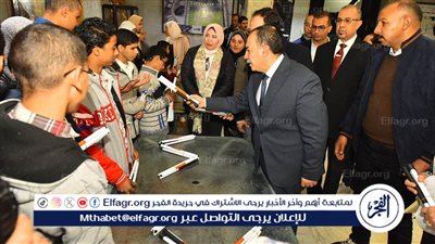 محافظ أسيوط يسلم 45 عصا خاصة بالمكفوفين لعدد من طلاب مدرسة النور للمكفوفين 