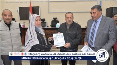 محافظ أسيوط يسلم 120 نموذج 8 للتصالح في بعض مخالفات البناء بمركز البداري