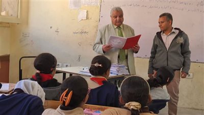 وكيل تعليم الأقصر يتفقد مدرسة صلاح الدين ويشدد على الانضباط