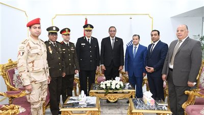 في العيد القومي.. محافظ قنا يكرم القيادات العسكرية والشرطية والمدنية 