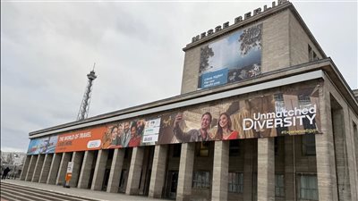 مقر السياحة الدولية بألمانيا يتزين بشعار 