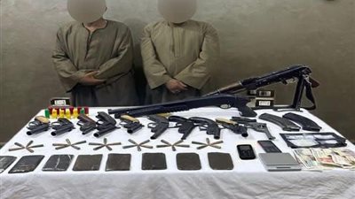 ضبط عاطلين بحوزتهم 2 كيلو حشيش و12 قطعة سلاح غرب الأقصر