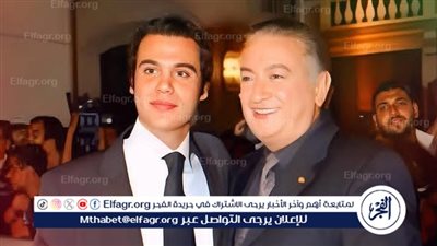 محمد إمام يلتقي بنور الشريف في صورة نادرة ويعلق بروح الدعابة